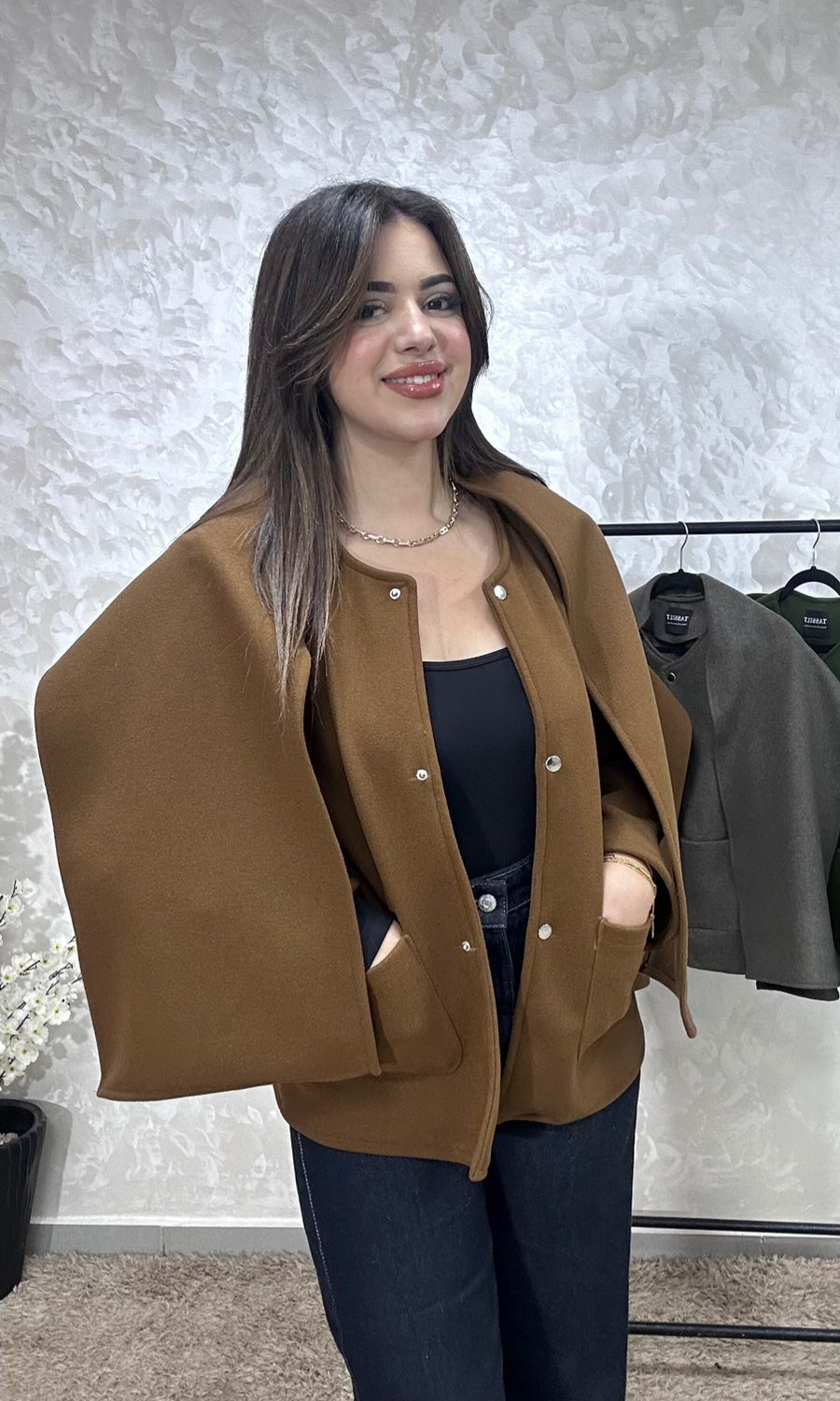 Veste Cape Courte Chic à Boutons